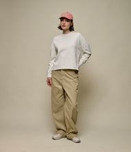 Load image into Gallery viewer, Model wearing Merz B. Schwanen - Good Basics Edge in Cashew.
